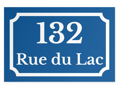 hausnummernschild-mit-strasse-unten-weiss-auf-blau-querformat
