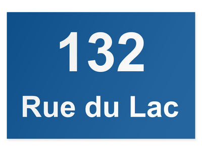 hausnummernschild-mit-strasse-unten-weiss-auf-blau-querformat-modern