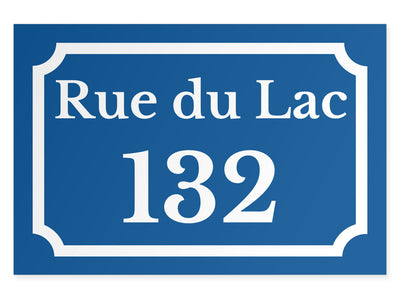 hausnummernschild-mit-strasse-oben-weiss-auf-blau-querformat