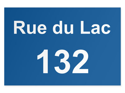 hausnummernschild-mit-strasse-oben-weiss-auf-blau-querformat-modern