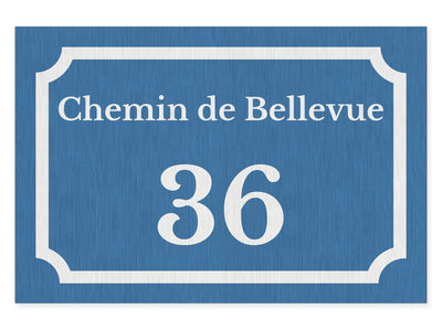 hausnummernschild-mit-strasse-oben-edelstahl-gebuerstet-optik-blauer-hintergrund-querformat